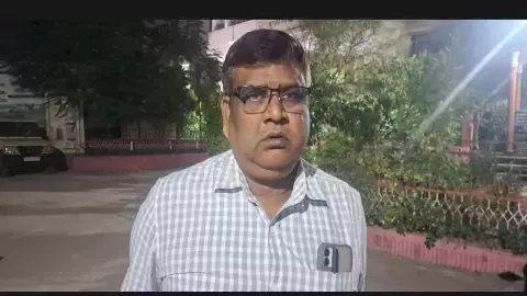 Sultanpur News: सीएम योगी पर विवादित बयान देने वाले CMS डॉक्टर भास्कर सस्पेंड Sultanpur News: सीएम योगी पर विवादित बयान देने वाले CMS डॉक्टर भास्कर सस्पेंड