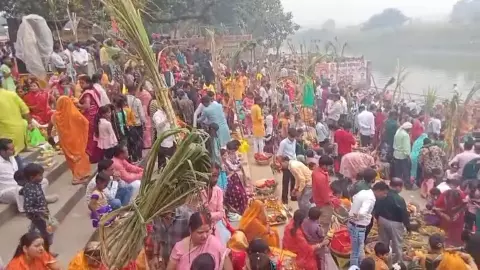 Basti News: बस्ती में कड़ी सुरक्षा व्यवस्था के बीच अमहट घाट पर श्रद्धा और उल्लास से शुरू हुई छठ पूजा