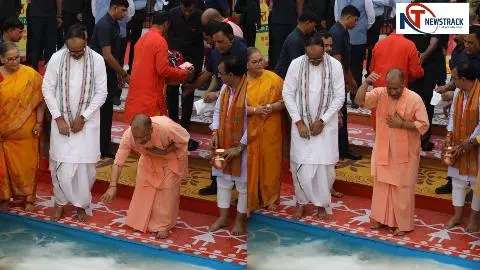 Lucknow News: लक्ष्मण मेला घाट पर सीएम योगी की आस्था, छठी मैया और सूर्य देव को किया नमन