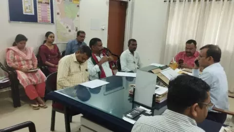 Shravasti News: शिक्षक निर्वाचन क्षेत्रों की निर्वाचक नामावलियों की तैयारी के लिए बैठक आयोजित