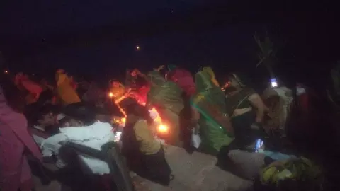 Shravasti News: छठी मैया के जयघोषों से गुंजायमान रहा पौराणिक सीताद्वार झील