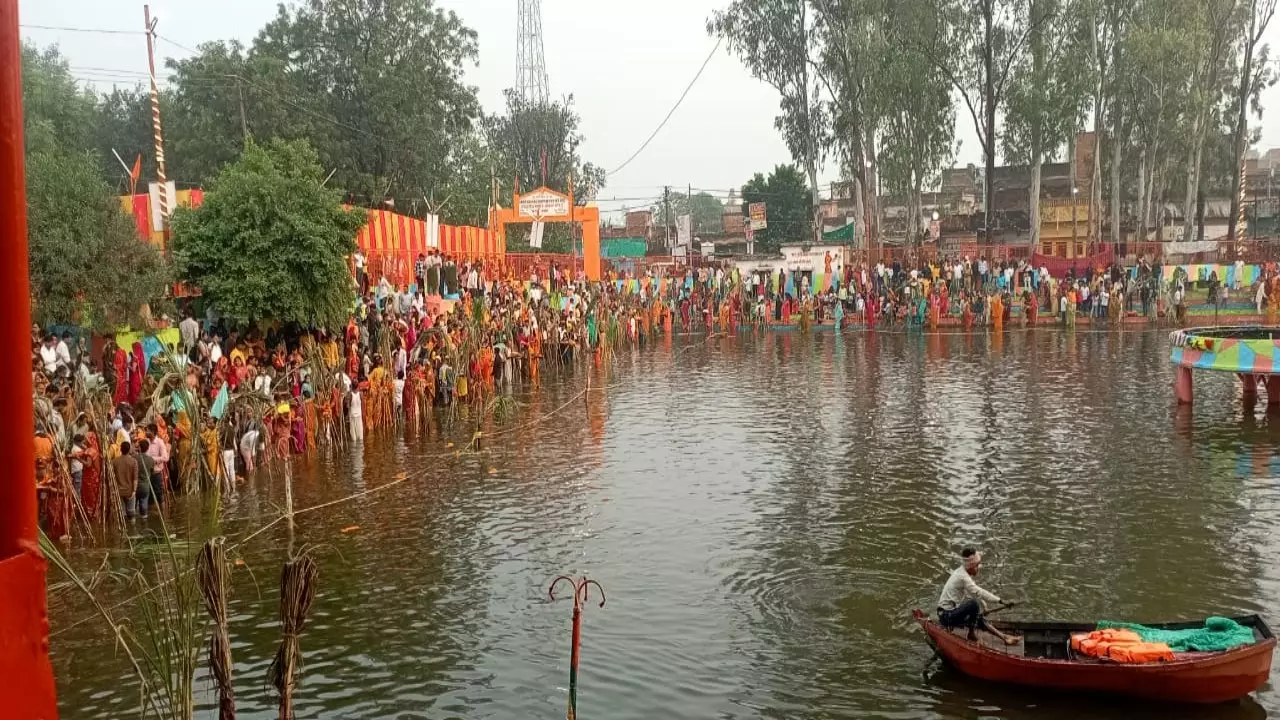 Chandauli: उदीयमान सूर्य को अर्घ्य: चंदौली के घाटों पर आस्था का महामिलन और छठ महापर्व का दिव्य समापन Chandauli: उदीयमान सूर्य को अर्घ्य: चंदौली के घाटों पर आस्था का महामिलन और छठ महापर्व का दिव्य समापन