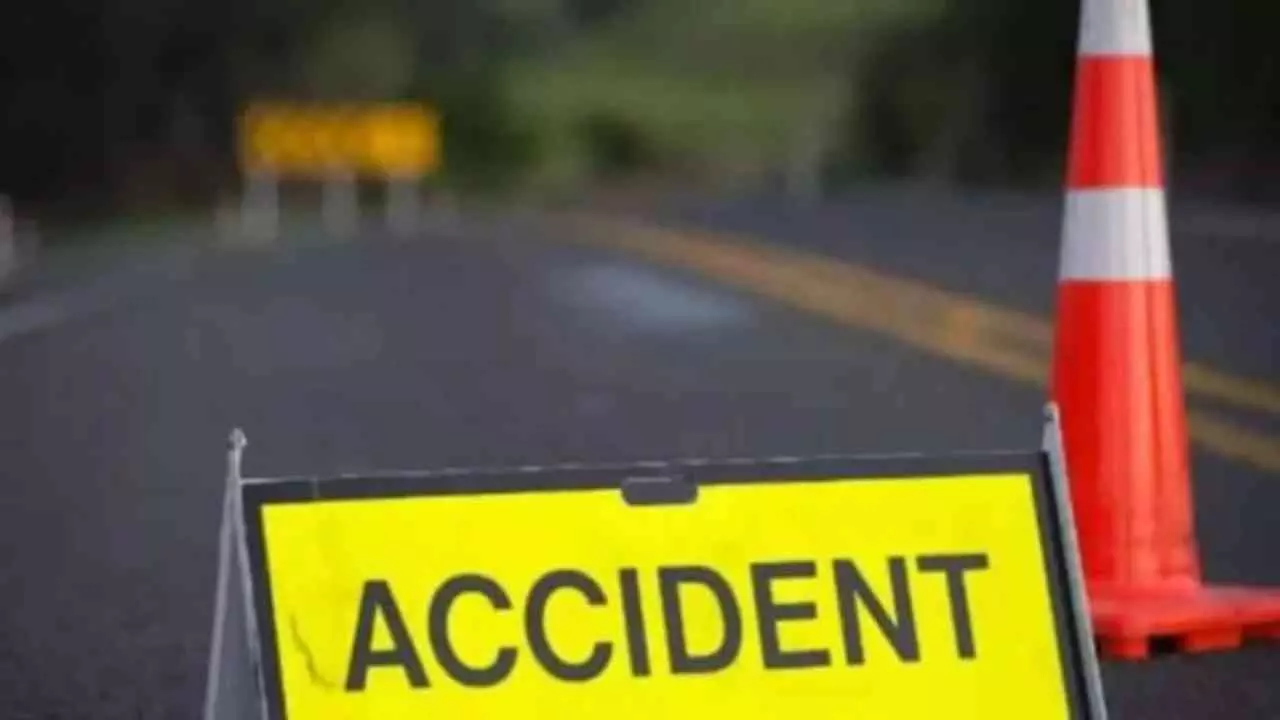 Hapur News: एनएच-09 पर तेज रफ्तार वाहन ने बाइक सवार को कुचला, महिला की मौत, बाइक चालक गंभीर Hapur News: एनएच-09 पर तेज रफ्तार वाहन ने बाइक सवार को कुचला, महिला की मौत, बाइक चालक गंभीर