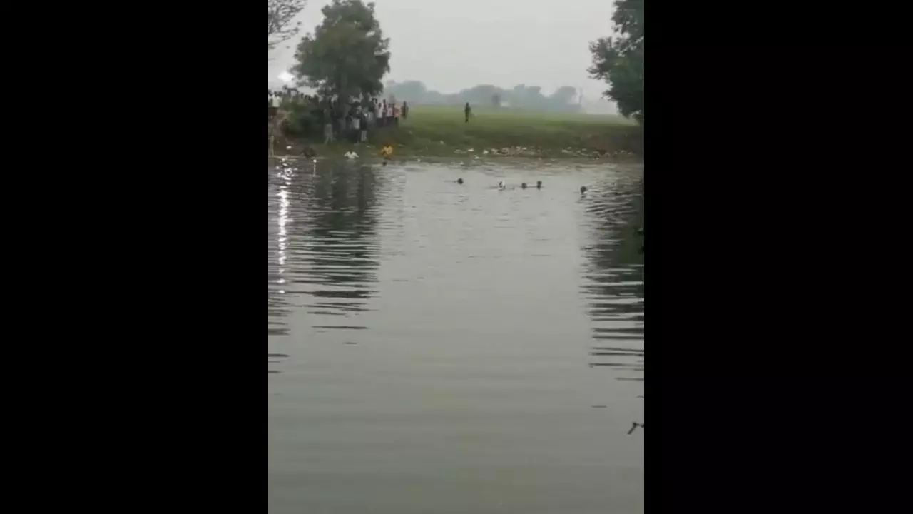 Chandauli News: छठ पूजा के दौरान नाव डूबी, एक किशोर का शव मिला; दो अब भी लापता Chandauli News: छठ पूजा के दौरान नाव डूबी, एक किशोर का शव मिला; दो अब भी लापता