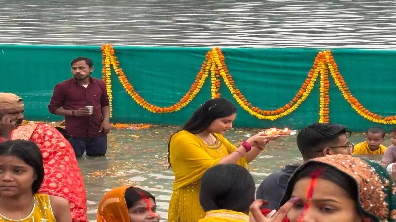 Lucknow: लक्ष्मण मेला मैदान में माँ और सूर्य का मिलन, छठ मइया की अटूट आस्था के आगे फीकी पड़ी थकान! Lucknow: लक्ष्मण मेला मैदान में माँ और सूर्य का मिलन, छठ मइया की अटूट आस्था के आगे फीकी पड़ी थकान!