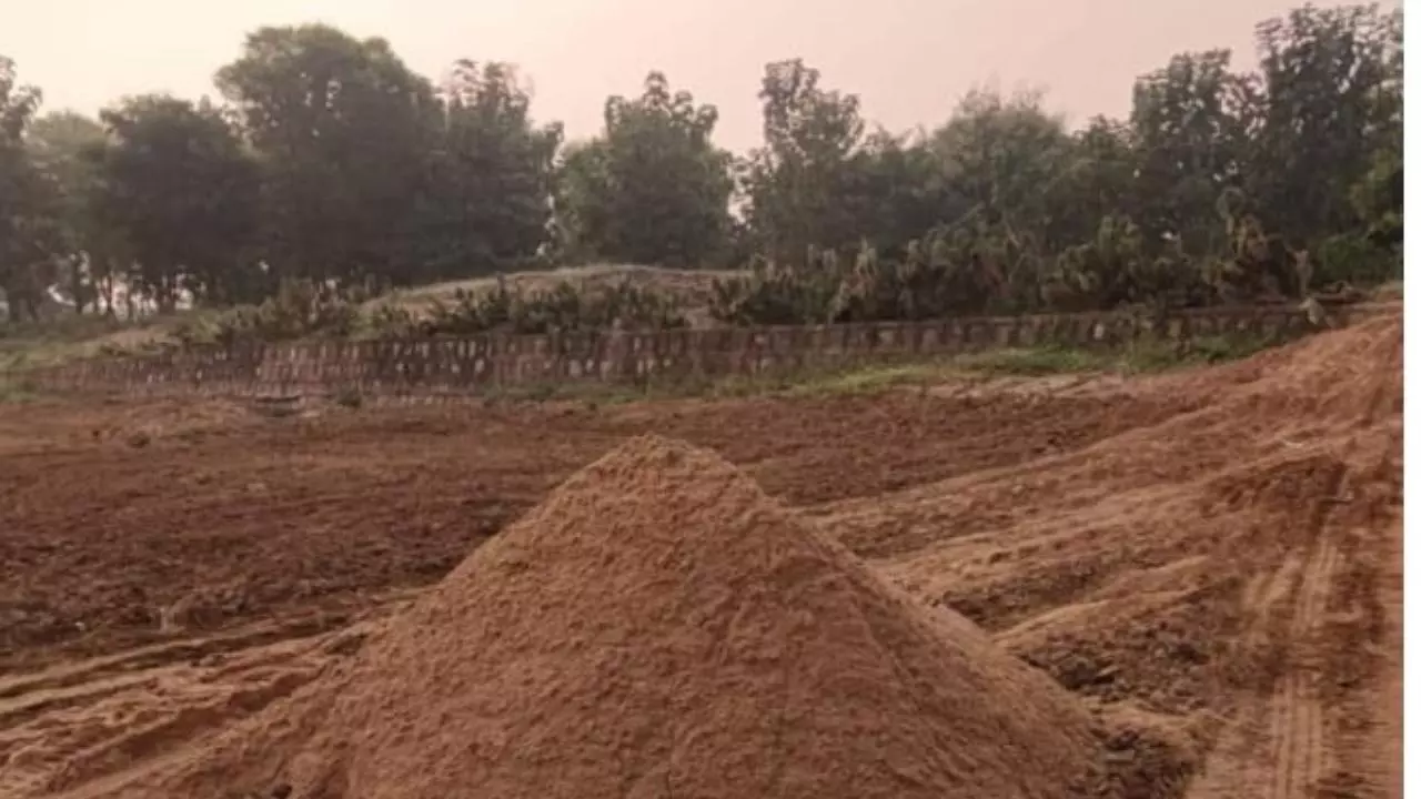 Sonbhadra: सोनभद्र में अवैध खनन का साम्राज्य कायम, अधिकारी बदले लेकिन नदियाँ और प्रशासन रहे बेबस Sonbhadra: सोनभद्र में अवैध खनन का साम्राज्य कायम, अधिकारी बदले लेकिन नदियाँ और प्रशासन रहे बेबस