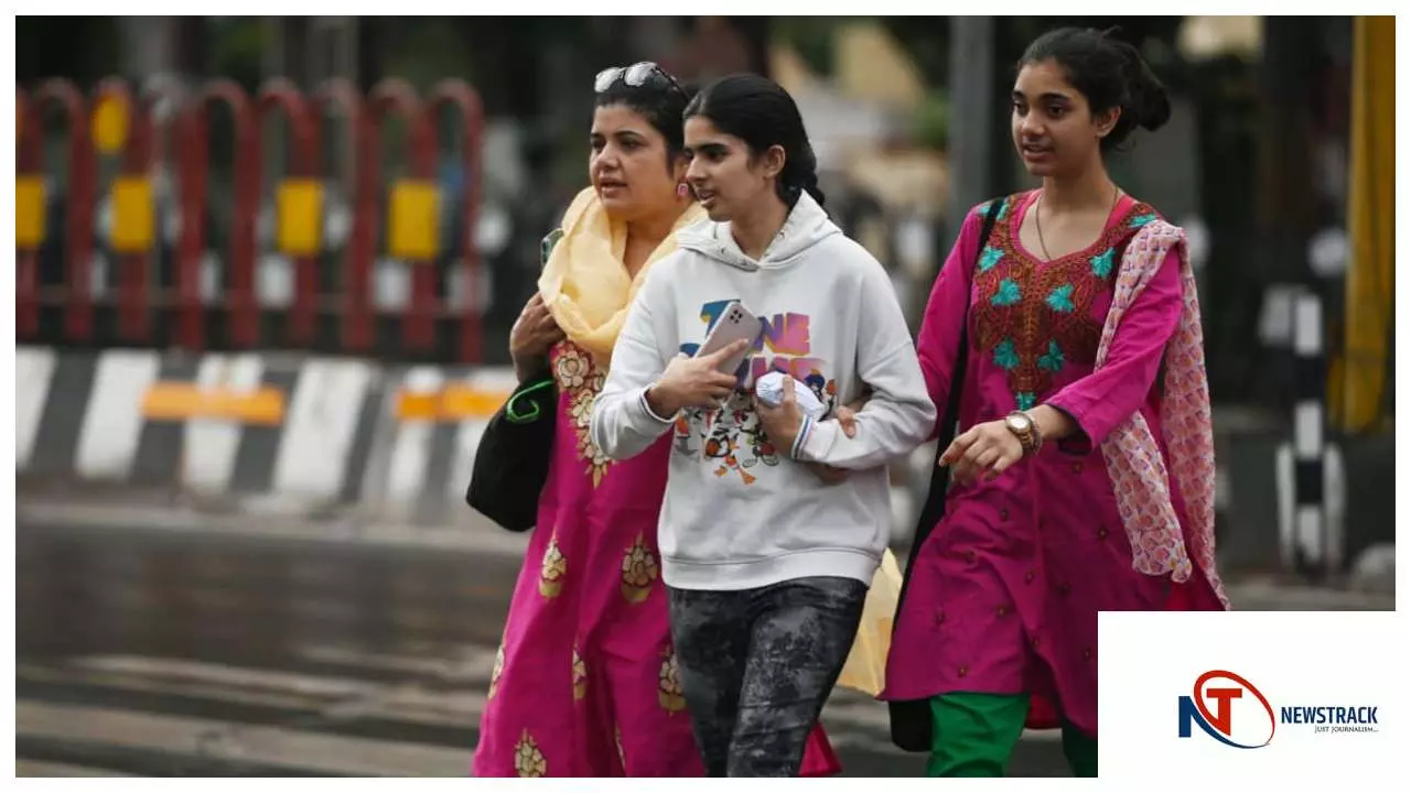 Lucknow News : लगातार बारिश से लखनऊ में गिरा पारा, गलन बढ़ी…मौसम ने बदला मिज़ाज Lucknow News : लगातार बारिश से लखनऊ में गिरा पारा, गलन बढ़ी…मौसम ने बदला मिज़ाज