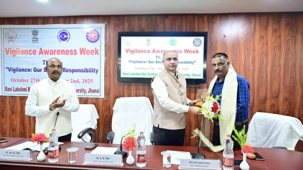 Jhansi News: रानी लक्ष्मीबाई केंद्रीय कृषि विश्वविद्यालय में सतर्कता जागरूकता सप्ताह का शुभारंभ Jhansi News: रानी लक्ष्मीबाई केंद्रीय कृषि विश्वविद्यालय में सतर्कता जागरूकता सप्ताह का शुभारंभ