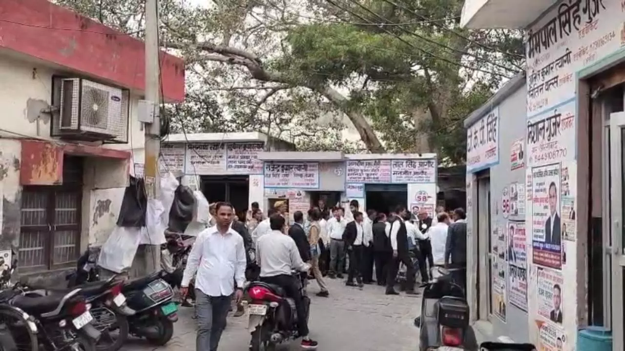 Hapur News: हापुड़ कचहरी में बवाल: अधिवक्ताओं में भिड़ंत, एक का अंगूठा दांत से काटा गया Hapur News: हापुड़ कचहरी में बवाल: अधिवक्ताओं में भिड़ंत, एक का अंगूठा दांत से काटा गया