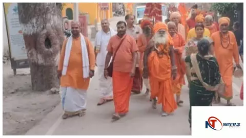 Sonbhadra: 501 कन्याओं व महिलाओं ने निकाली पांच कोसी भव्य कलश यात्रा Sonbhadra: 501 कन्याओं व महिलाओं ने निकाली पांच कोसी भव्य कलश यात्रा