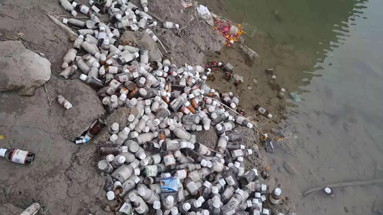 Raebareli News: रायबरेली में सरकारी होम्योपैथ दवाएं नहर में फेंकी गईं, जांच के आदेश