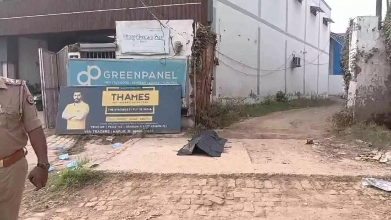 Hapur News: सड़क किनारे मिला अधेड़ का शव, इलाके में फैली सनसनी, पुलिस जांच में जुटी Hapur News: सड़क किनारे मिला अधेड़ का शव, इलाके में फैली सनसनी, पुलिस जांच में जुटी