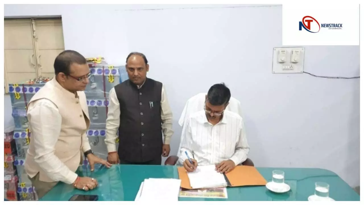 Shravasti News : श्रावस्ती को मिला नया डीएम, अश्विनी कुमार पाण्डेय ने संभाला कार्यभार Shravasti News : श्रावस्ती को मिला नया डीएम, अश्विनी कुमार पाण्डेय ने संभाला कार्यभार