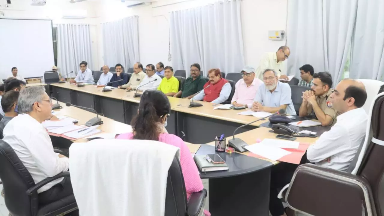 Pratapgarh News: जिलाधिकारी की अध्यक्षता में जिला उद्योग बन्धु की बैठक सम्पन्न