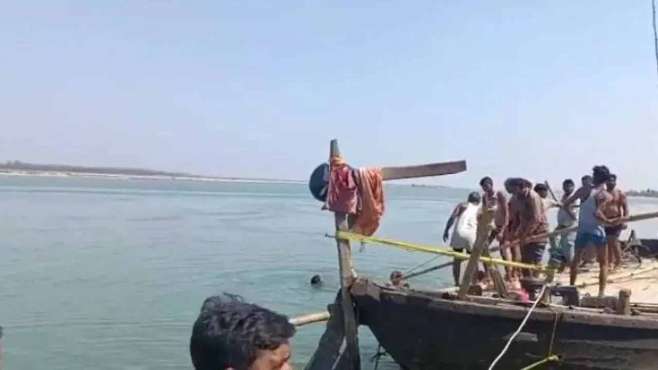 बहराइच के कौड़ियाला नदी में पलटी नाव, 24 लोग लापता, 4 को बचाया गया बहराइच के कौड़ियाला नदी में पलटी नाव, 24 लोग लापता, 4 को बचाया गया