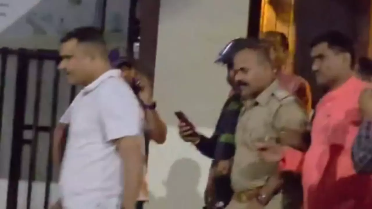 लखनऊ में भ्रष्टाचार पर करारी चोट, गैंगरेप केस में ₹2 लाख रिश्वत लेते दरोगा रंगे हाथों गिरफ्तार लखनऊ में भ्रष्टाचार पर करारी चोट, गैंगरेप केस में ₹2 लाख रिश्वत लेते दरोगा रंगे हाथों गिरफ्तार