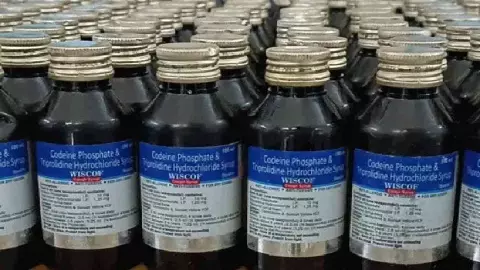 Raebareli News: रायबरेली में कोडीन सिरप के अवैध कारोबार का खुलासा, दो दुकानें सील Raebareli News: रायबरेली में कोडीन सिरप के अवैध कारोबार का खुलासा, दो दुकानें सील