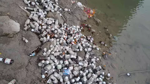 Raebareli News: रायबरेली में सरकारी होम्योपैथ दवाएं नहर में फेंकी गईं, जांच के आदेश Raebareli News: रायबरेली में सरकारी होम्योपैथ दवाएं नहर में फेंकी गईं, जांच के आदेश