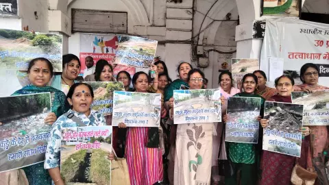 Lucknow में साउथ सिटी वूमेन एसोसिएशन ने घेरा नगर निगम मुख्यालय, मेयर से मुलाकात बाद भी समाधान नहीं Lucknow में साउथ सिटी वूमेन एसोसिएशन ने घेरा नगर निगम मुख्यालय, मेयर से मुलाकात बाद भी समाधान नहीं