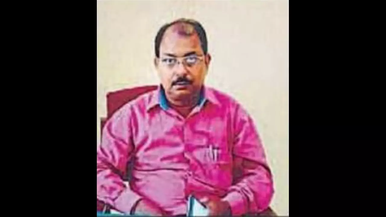 Chandauli News: सड़क दुर्घटना में प्रशासनिक अधिकारी की मौत से कलेक्ट्रेट में शोक की लहर