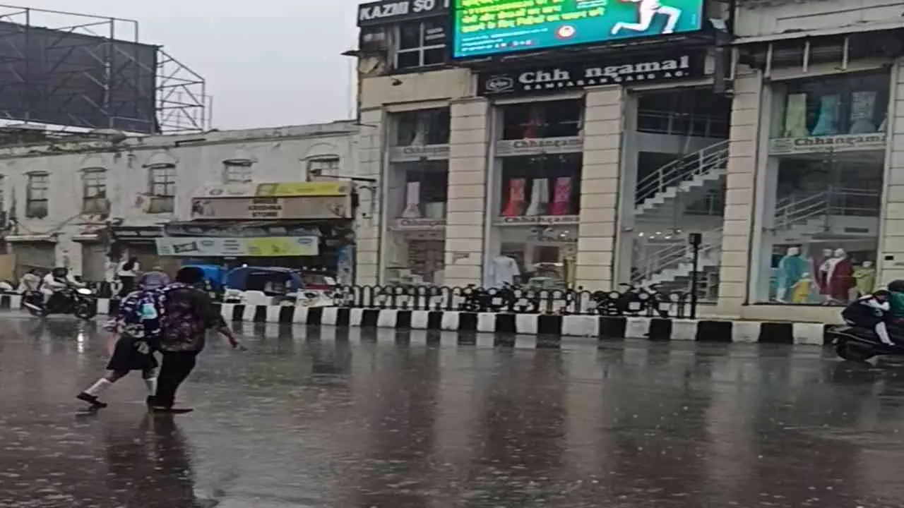 Lucknow में रात से बारिश जारी, हवा की गुणवत्ता सुधरी, तापमान में गिरावट की संभावना Lucknow में रात से बारिश जारी, हवा की गुणवत्ता सुधरी, तापमान में गिरावट की संभावना