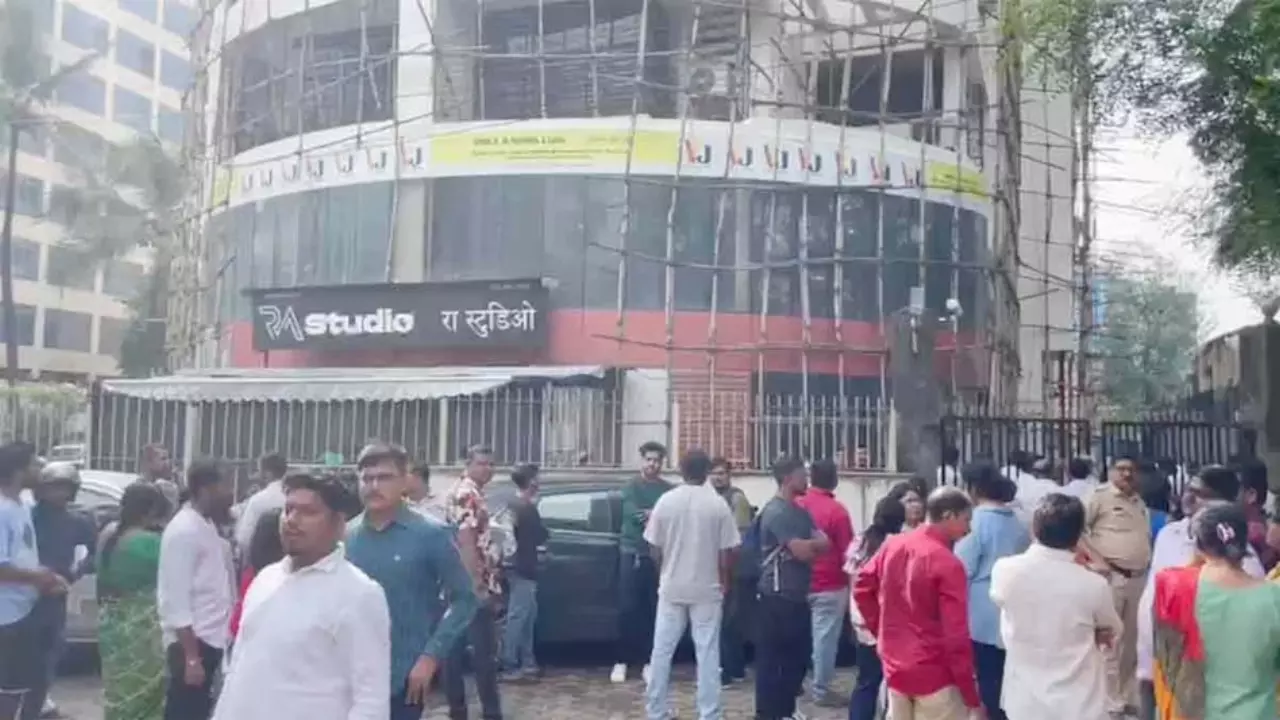 मुंबई में बच्चों के अपहरण से मचा हड़कंप,  पुलिस ने स्टूडियो से 17 बंधक बच्चों को बचाया, आरोपी रोहित आर्या गिरफ्तार मुंबई में बच्चों के अपहरण से मचा हड़कंप,  पुलिस ने स्टूडियो से 17 बंधक बच्चों को बचाया, आरोपी रोहित आर्या गिरफ्तार