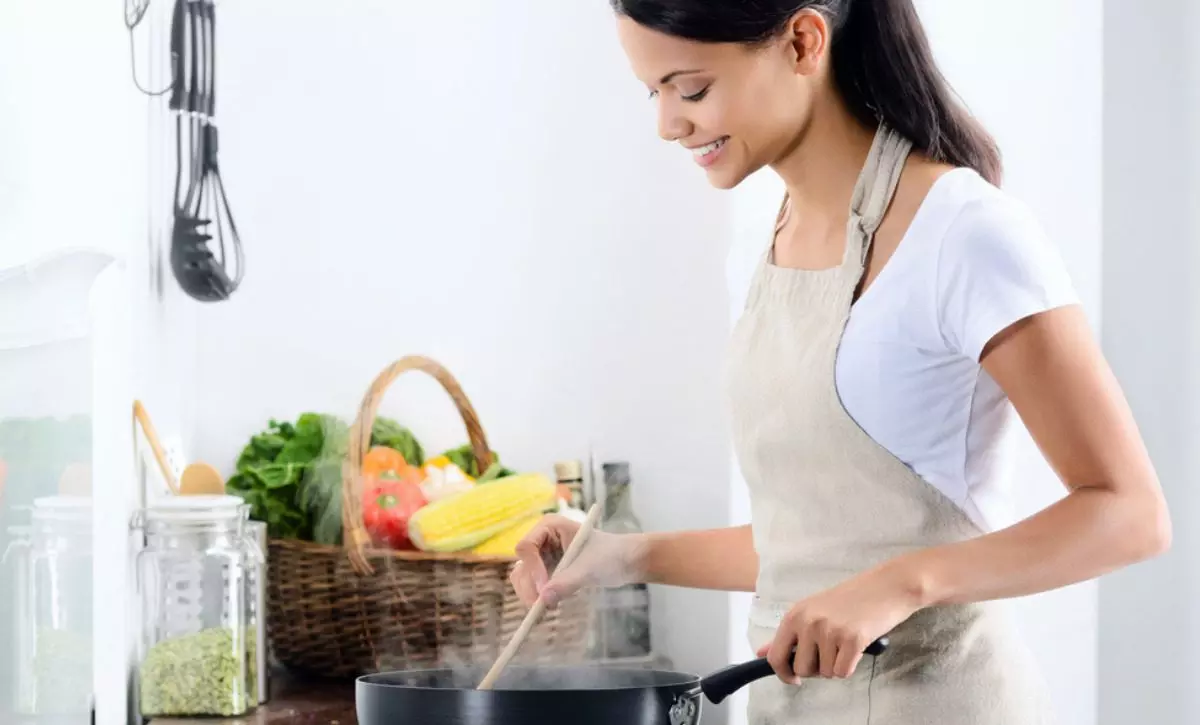 Ghar Ki Shanti Ke Liye: घर में सुख-समृद्धि और शांति चाहते हैं? तो रसोई से तुरंत हटाएं ये चीजें