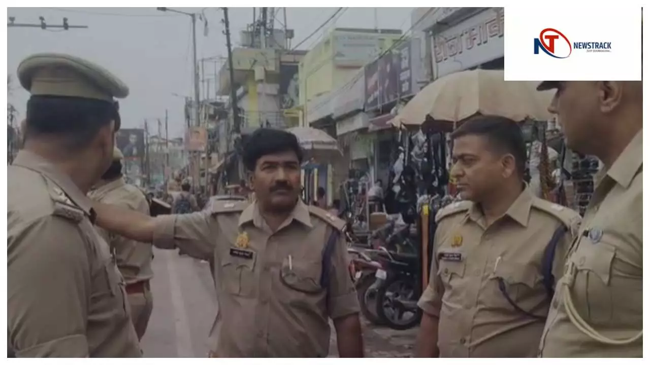 Mathura News परिक्रमा के दौरान मथुरा में जाम से राहत दिलाने खुद सड़क पर उतरे एसपी ट्रैफिक मनोज यादव Mathura News परिक्रमा के दौरान मथुरा में जाम से राहत दिलाने खुद सड़क पर उतरे एसपी ट्रैफिक मनोज यादव