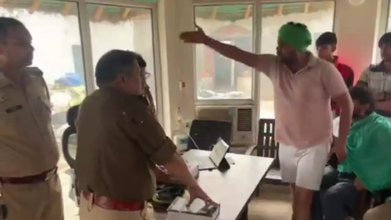 Hapur News: भाकियू का हंगामा, बुग्गियों को न छोड़ने पर पुलिस से भिड़े, घंटों तक गूंजे नारे Hapur News: भाकियू का हंगामा, बुग्गियों को न छोड़ने पर पुलिस से भिड़े, घंटों तक गूंजे नारे