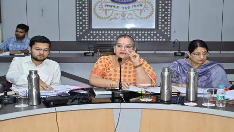 Lucknow नगर निगम कार्यकारिणी बैठक में जमकर हंगामा, जमीन पर बैठे पार्षद, लगातार दूसरी बार टली बैठक