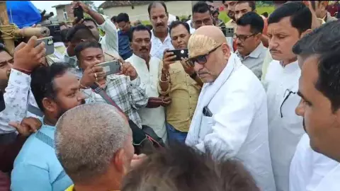 हैवानियत की शिकार मासूम के गांव पहुंचे कांग्रेस प्रदेश अध्यक्ष, योगी सरकार पर लगाया बड़ा आरोप हैवानियत की शिकार मासूम के गांव पहुंचे कांग्रेस प्रदेश अध्यक्ष, योगी सरकार पर लगाया बड़ा आरोप