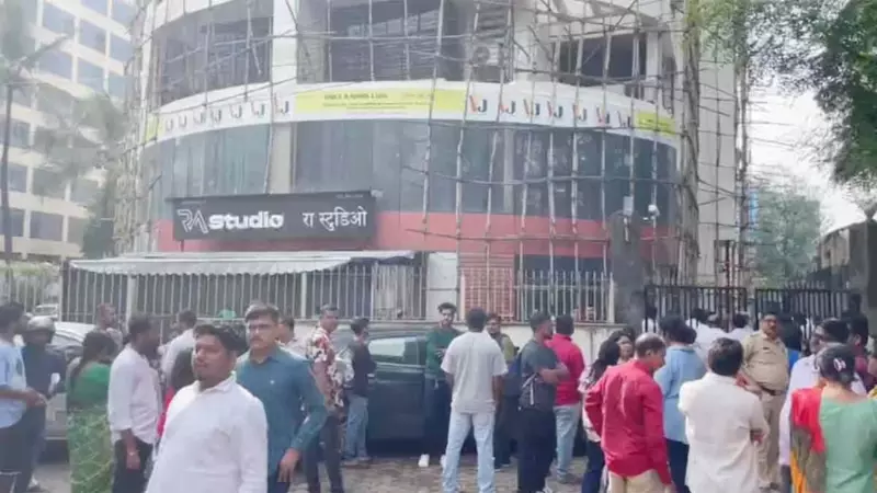 मुंबई में बच्चों के अपहरण से मचा हड़कंप,  पुलिस ने स्टूडियो से 17 बंधक बच्चों को बचाया, आरोपी रोहित आर्या गिरफ्तार मुंबई में बच्चों के अपहरण से मचा हड़कंप,  पुलिस ने स्टूडियो से 17 बंधक बच्चों को बचाया, आरोपी रोहित आर्या गिरफ्तार