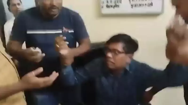 Pratapgarh News: मत्स्य पालन अधिकारी 14 हजार की घूस लेते रंगे हाथ गिरफ्तार Pratapgarh News: मत्स्य पालन अधिकारी 14 हजार की घूस लेते रंगे हाथ गिरफ्तार