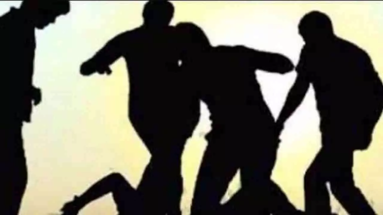 Raebareli: ओवरलोड मौरंग ट्रक रोकने पर खनन अधिकारी पर जानलेवा हमला, चार पर FIR दर्ज Raebareli: ओवरलोड मौरंग ट्रक रोकने पर खनन अधिकारी पर जानलेवा हमला, चार पर FIR दर्ज