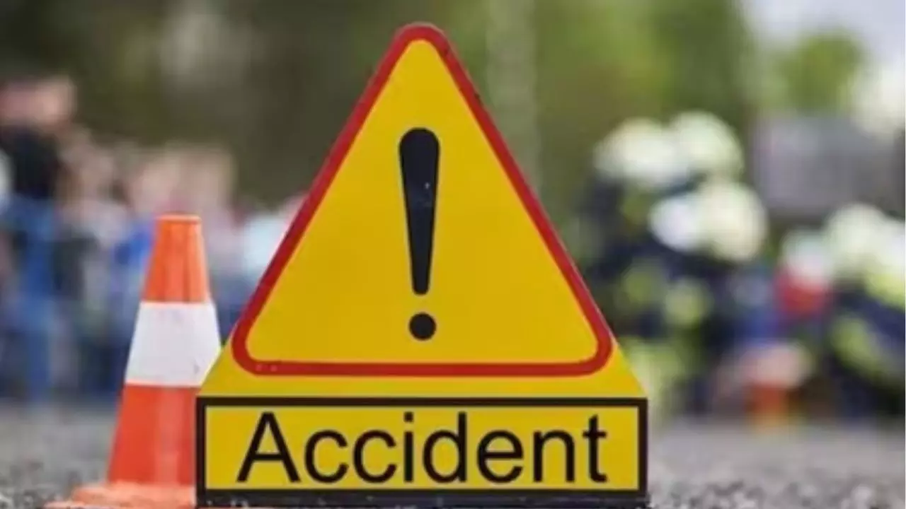 राजस्थान: स्कूल बस पलटने से कई बच्चे घायल, घायलों का इलाज जारी राजस्थान: स्कूल बस पलटने से कई बच्चे घायल, घायलों का इलाज जारी