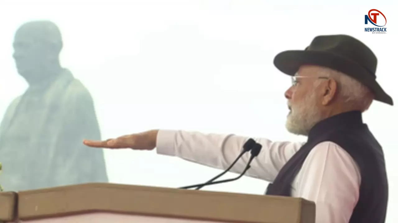 सरदार पटेल की 150वीं जयंती पर PM मोदी का एकता मंत्र! स्टैच्यू ऑफ यूनिटी से देश को दी अखंडता की शपथ सरदार पटेल की 150वीं जयंती पर PM मोदी का एकता मंत्र! स्टैच्यू ऑफ यूनिटी से देश को दी अखंडता की शपथ