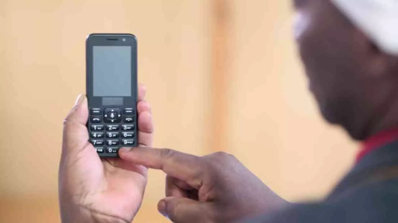 Kanpur: कीपैड मोबाइल से उड़ाए एक लाख, साइबर ठगों की करतूत से हैरान महिला, मुकदमा दर्ज Kanpur: कीपैड मोबाइल से उड़ाए एक लाख, साइबर ठगों की करतूत से हैरान महिला, मुकदमा दर्ज