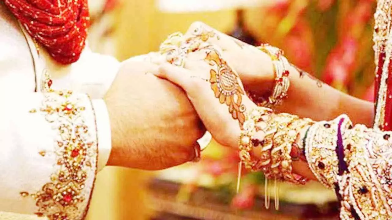 Meerut News: पत्नी और बच्चों को दूसरे युवक को सौंपा, सरूरपुर में अजब समझौता, गांव में हड़कंप Meerut News: पत्नी और बच्चों को दूसरे युवक को सौंपा, सरूरपुर में अजब समझौता, गांव में हड़कंप