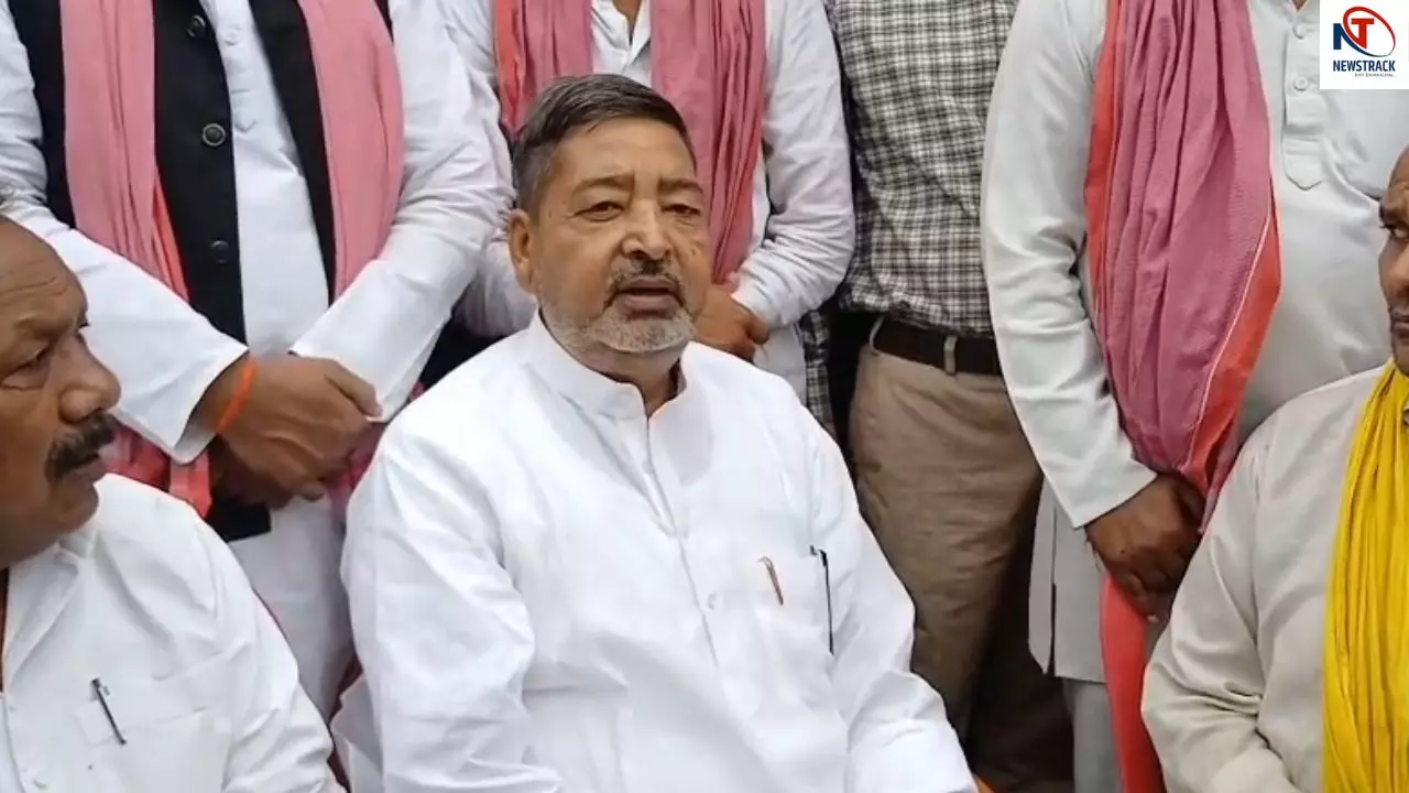 Chandauli News: सपा सांसद पहुंचे मासूम के घर, हत्यारों के काउंटर की मांग,धरने पर बैठने की दी चेतावनी