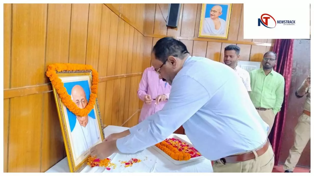 Azamgarh News : अज़मगढ़ में सरदार पटेल जयंती पर अधिकारियों ने ली राष्ट्रीय एकता व अखंडता की शपथ Azamgarh News : अज़मगढ़ में सरदार पटेल जयंती पर अधिकारियों ने ली राष्ट्रीय एकता व अखंडता की शपथ