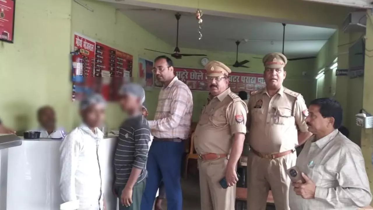 Siddharthnagar News: बाल श्रम के खिलाफ एएचटीयू व श्रम विभाग की संयुक्त कार्रवाई, छह नाबालिग रेस्क्यू Siddharthnagar News: बाल श्रम के खिलाफ एएचटीयू व श्रम विभाग की संयुक्त कार्रवाई, छह नाबालिग रेस्क्यू