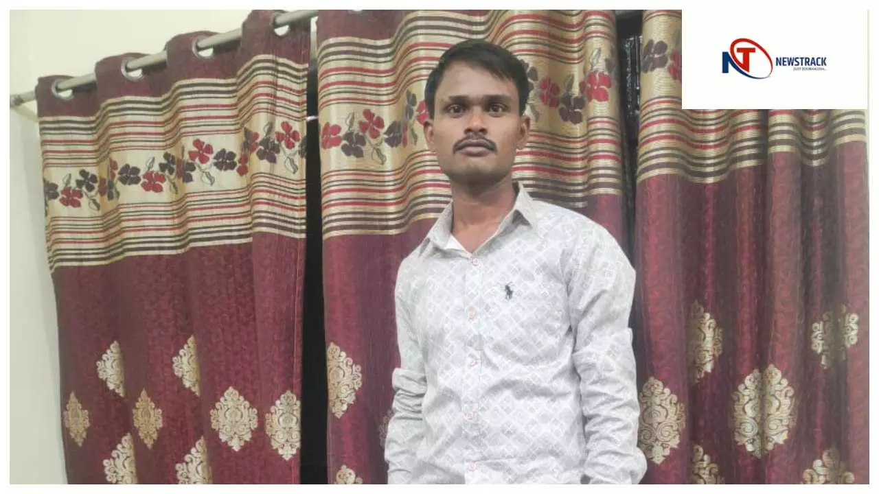 Jhansi News : धान की फसल बर्बाद होने से परेशान युवक ने समथर गांव में फांसी लगाकर दी जान Jhansi News : धान की फसल बर्बाद होने से परेशान युवक ने समथर गांव में फांसी लगाकर दी जान