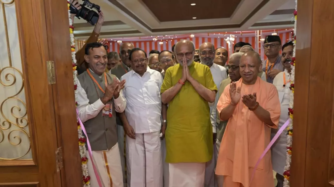 उप-राष्ट्रपति CP राधाकृष्णन ने की मोदी-योगी की तारीफ, बोले- दो कर्मयोगियों ने बदल दी काशी की तस्वीर उप-राष्ट्रपति CP राधाकृष्णन ने की मोदी-योगी की तारीफ, बोले- दो कर्मयोगियों ने बदल दी काशी की तस्वीर