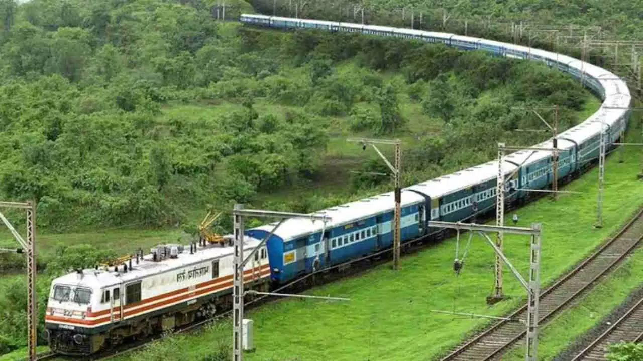 Hardoi में कार्तिक मेले को लेकर रेलवे की बड़ी तैयारी, यात्रियों की सुविधा के लिए कई ट्रेनों...