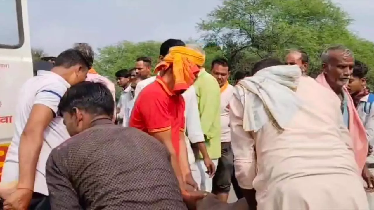 Adamkhor Siar attacks in Mahoba, Devar-Bhabhi seriously injured