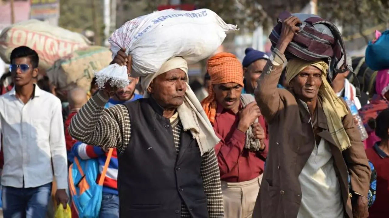 रोजी-रोटी बनाम चुनाव, वोटिंग से ठीक पहले लाखों वोटर ने छोड़ा बिहार, तेजस्वी-नीतीश की चिंता बढ़ी