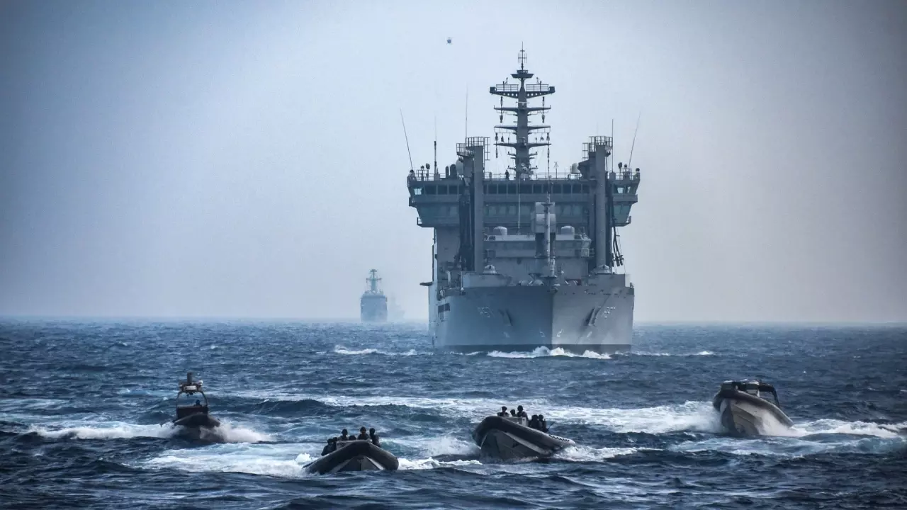 न्यूक्लियर चक्रव्यूह में फंसा चीन, भारतीय नौसेना ने हिंद महासागर को बनाया नया रणक्षेत्र न्यूक्लियर चक्रव्यूह में फंसा चीन, भारतीय नौसेना ने हिंद महासागर को बनाया नया रणक्षेत्र