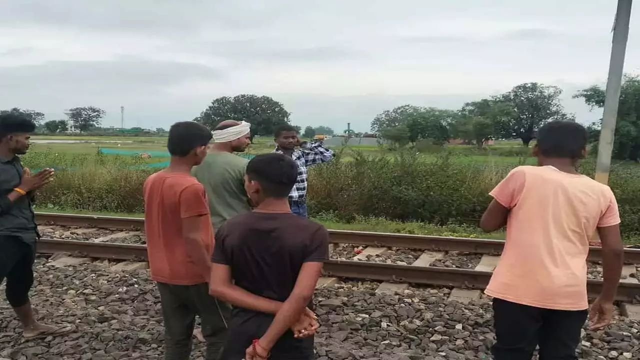 Tragic train accident in Chandauli: Unidentified person dies after being cut by train Tragic train accident in Chandauli: Unidentified person dies after being cut by train