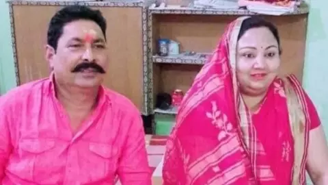 मोकामा का बाहुबली अनंत सिंह और पत्नी नीलम देवी मोकामा का बाहुबली अनंत सिंह और पत्नी नीलम देवी