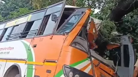 UP Roadways Bus Accident: भरतपुर से आगरा आ रही यूपी रोडवेज की बस दुर्घटनाग्रास्त, 30 यात्री घायल